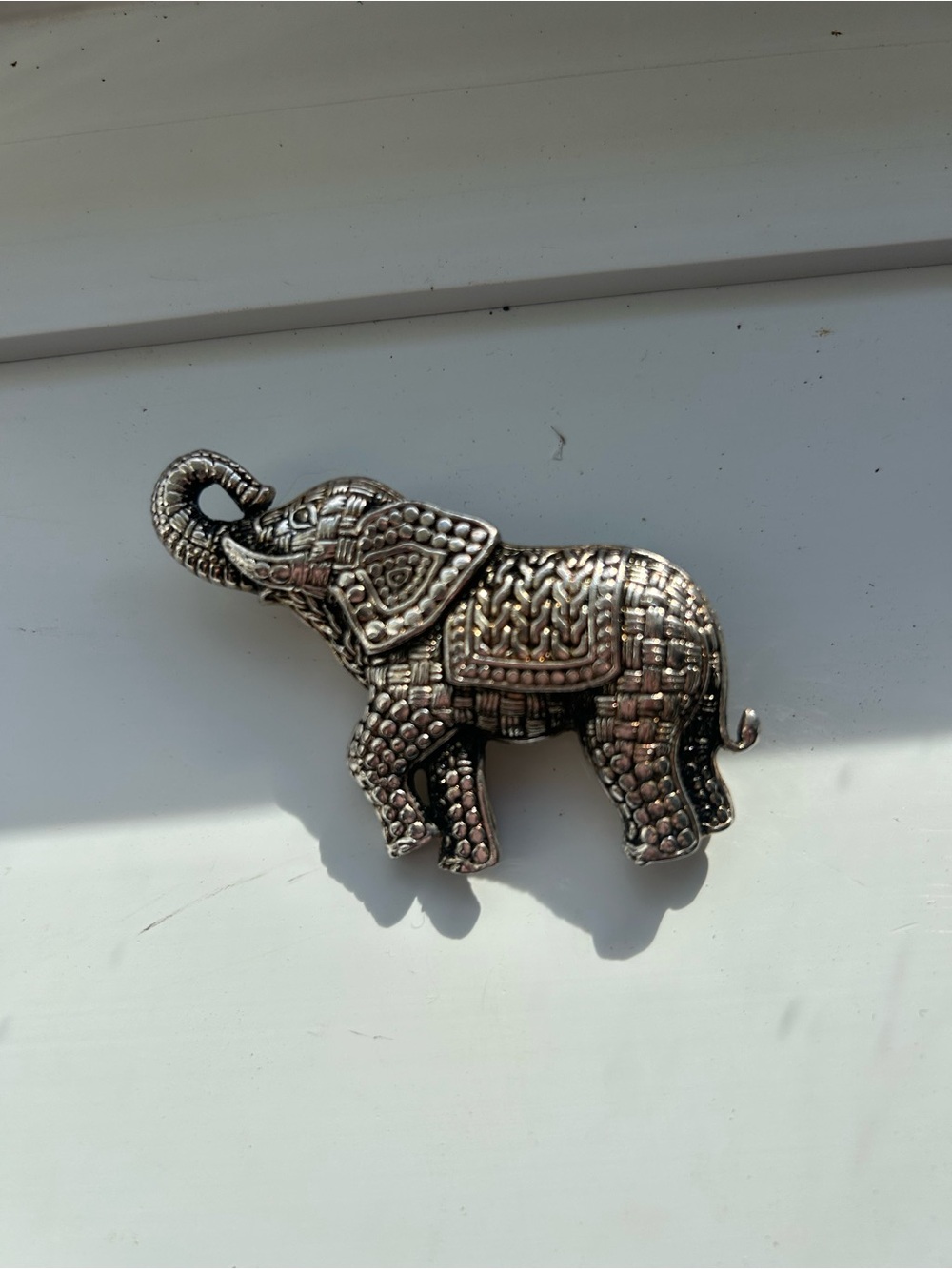 ELEPHANT BROOCH PIN SILVER TONE RHINESTONE EYE ANIMAL FIGURAL COSTUME JEWELRY